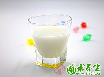 牛奶中富含蛋白质与矿物质钙